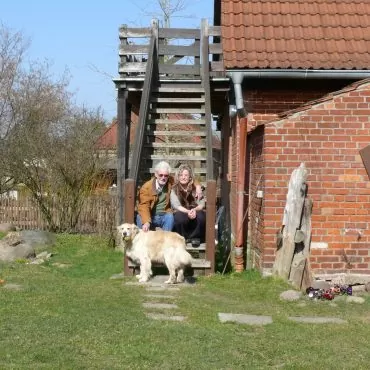 Cornelia Edding mit Partner und Hund vor ihrem Haus