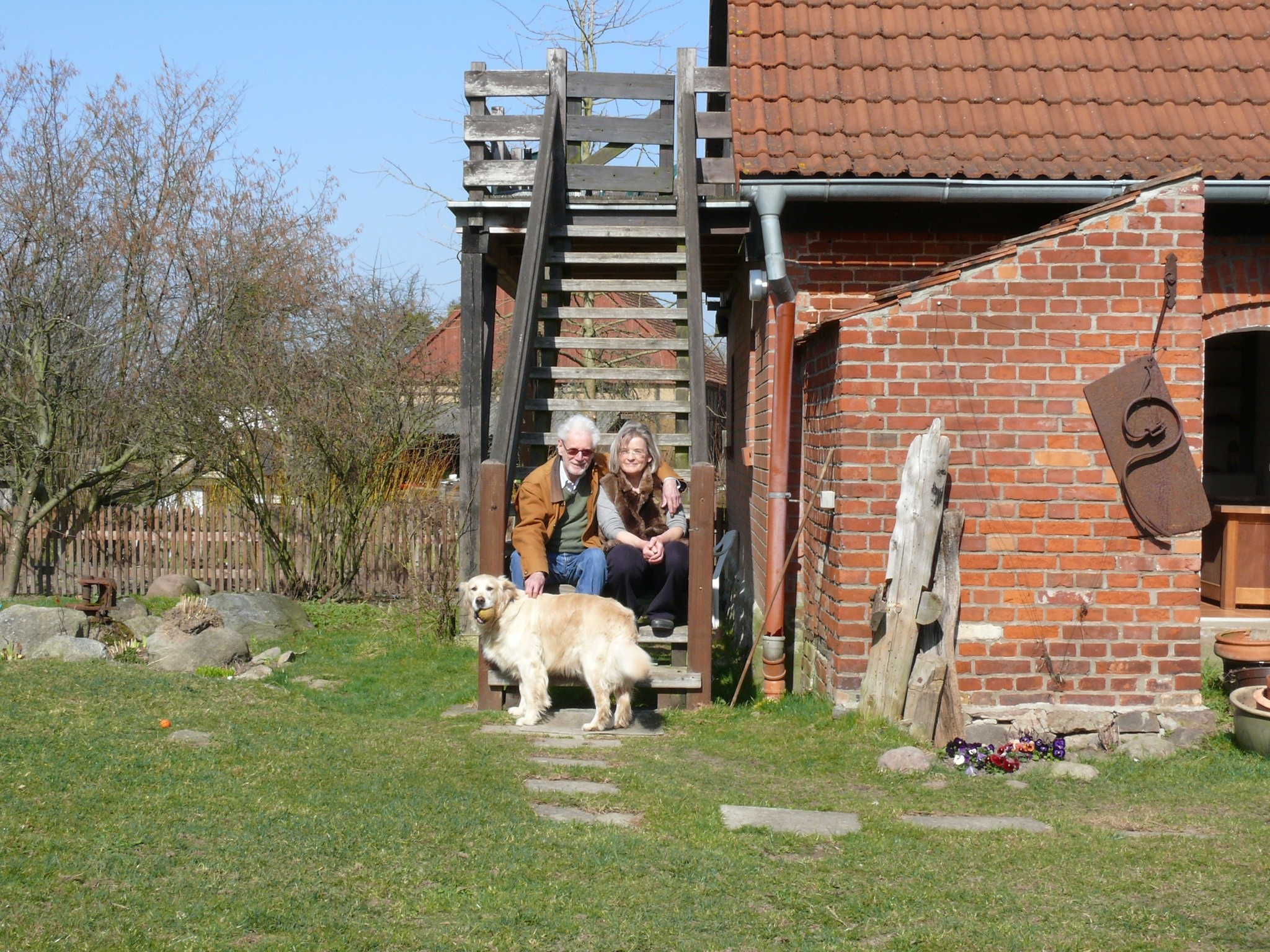 Cornelia Edding mit Partner und Hund vor ihrem Haus