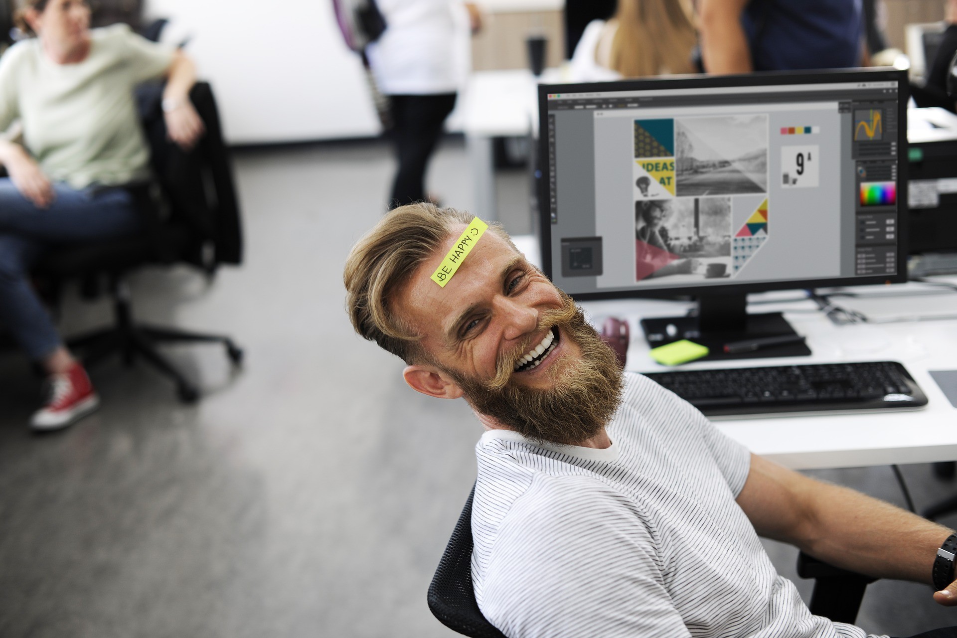 Mann mit Bart lächeln in einem kreativen Büro