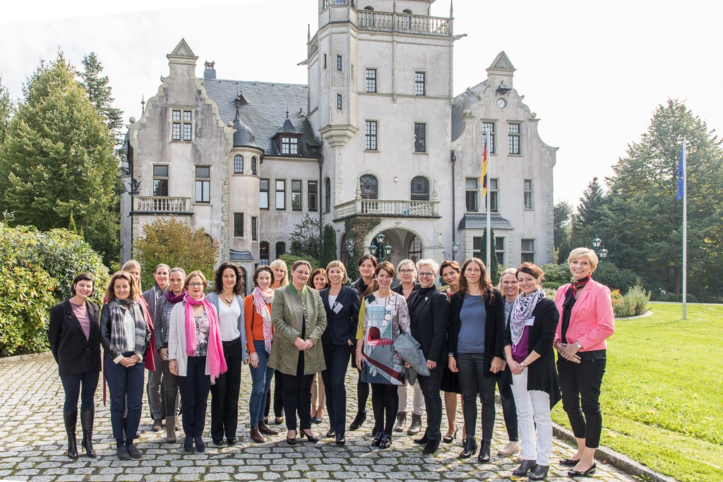 Gruppe des Executive Trainings Women and cultural Change September 2017 vor dem Schloss Tremsbüttel