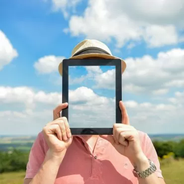 Digital Leadership - Person vor Landschaft mit einem Tablet vor dem Gesicht
